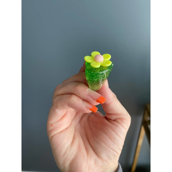 Y2K green sparkly flower ring, 7.5 - Picture 8 of 9